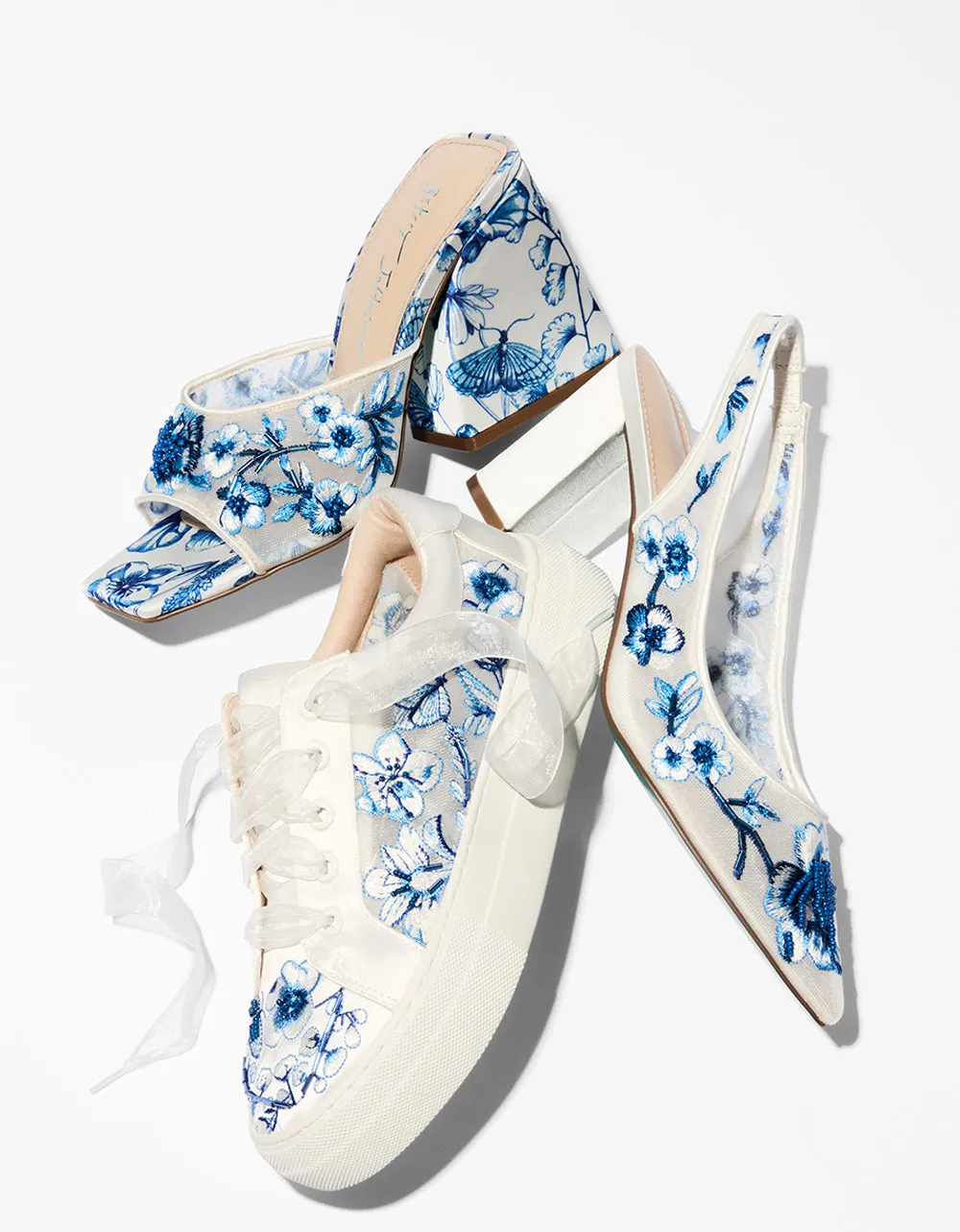 PAGE WHITE/BLUE FLORAL Betsey Johnson